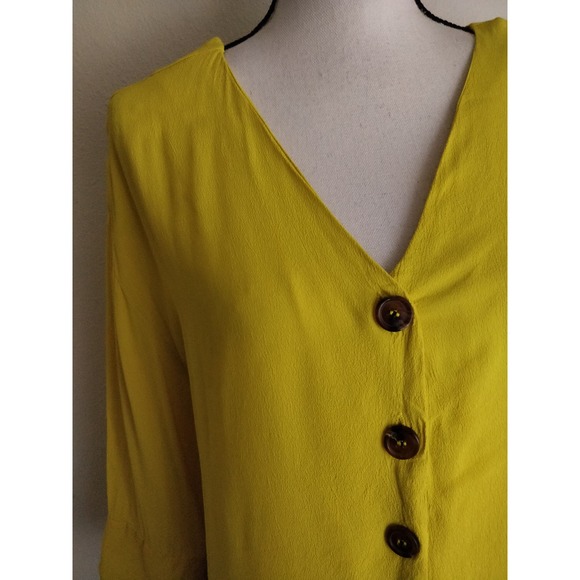 3/$15 RD + Koko Yellow V-neck Button Front Open Back Blouse Women's Size M - Picture 2 of 10